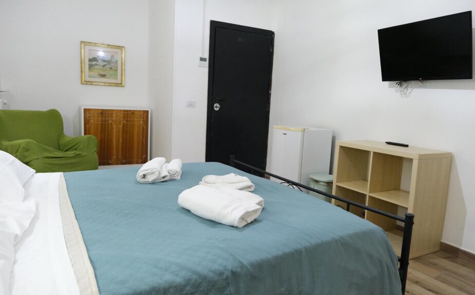 gialel-camera-doppia-con-bagno-in-comune-002