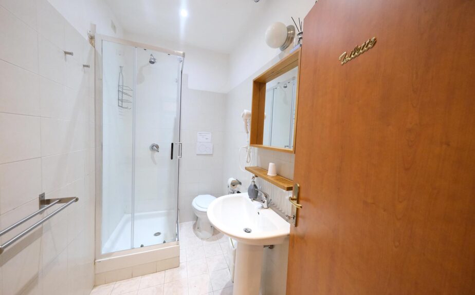 gialel-camera-quadrupla-con-bagno-privato-esterno-008